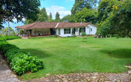 Venta de casa campestre Colonial . Palmas Medellín